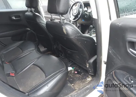 2019 Jeep Compass Latitude 4X4 z USA, uszkodzony, nr VIN 3C4NJDBB8KT703991